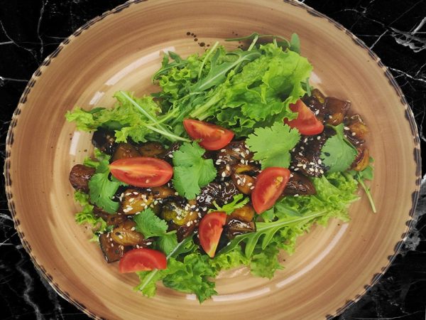 Салат с говядиной и жареными овощами
