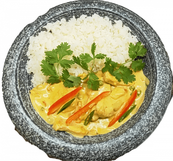 Курица карри с белым рисом