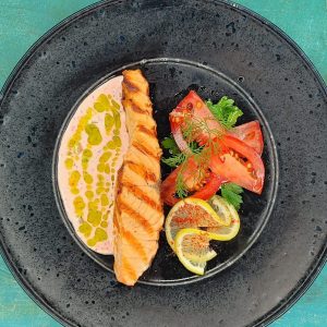 Филе семги со сливочным соусом и томатами