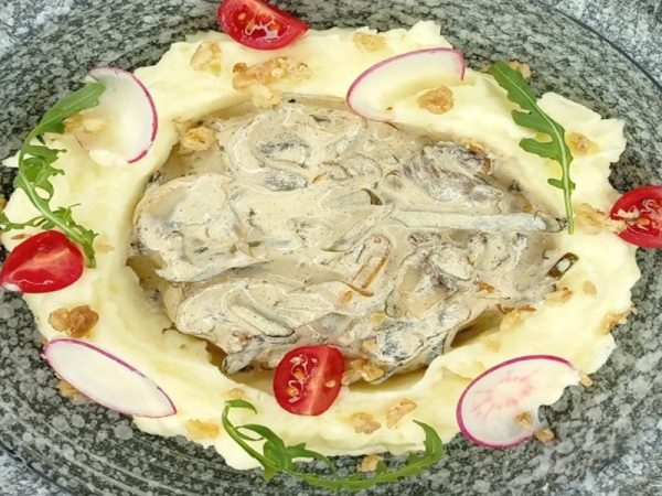 Бифстроганов с говядиной и молодыми шампиньонами