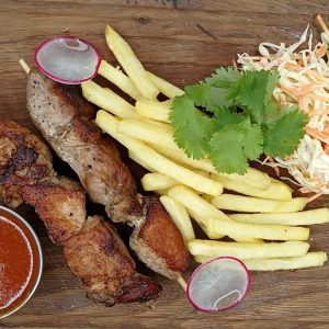 Шашлычок на шпажках из свинины с картофелем фри
