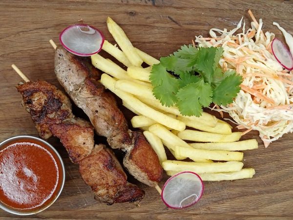 Шашлычок на шпажках из свинины с картофелем фри
