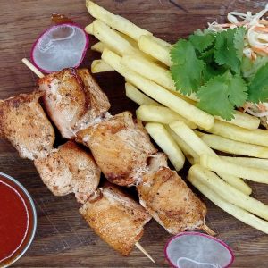 Шашлычок на шпажках из курицы с картофелем фри