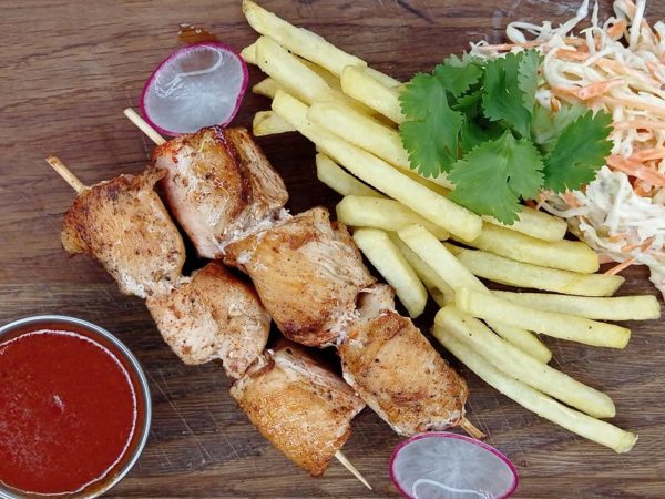 Шашлычок на шпажках из курицы с картофелем фри