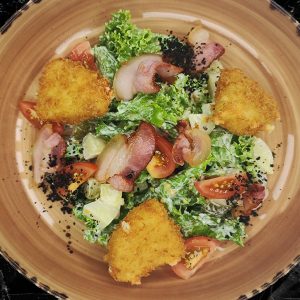 Салат с жареным сыром и беконом