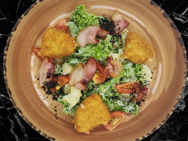 Салат с жареным сыром и беконом