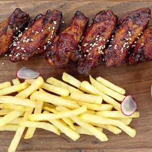 Куриные крылья барбекю с картофелем фри