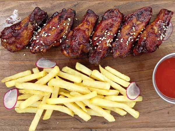 Куриные крылья барбекю с картофелем фри