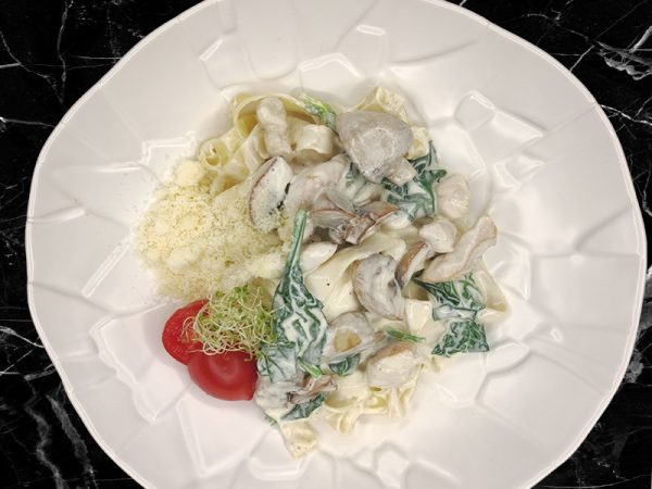 Фетучини с курицей и грибами