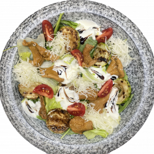 Салат с лисичками, горгонзолой и кабачками гриль